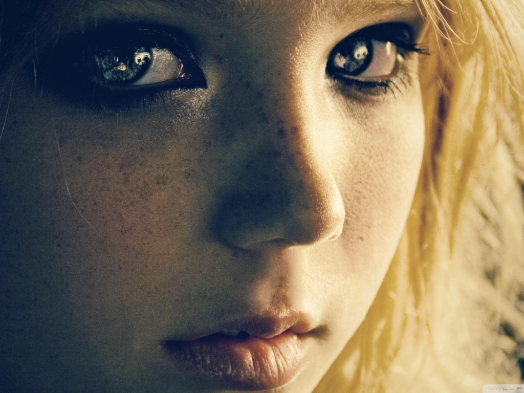 Завораживающие глаза у девушки с веснушками