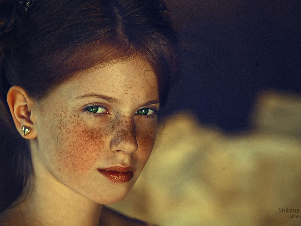 Зеленоглазая девушка с веснушками