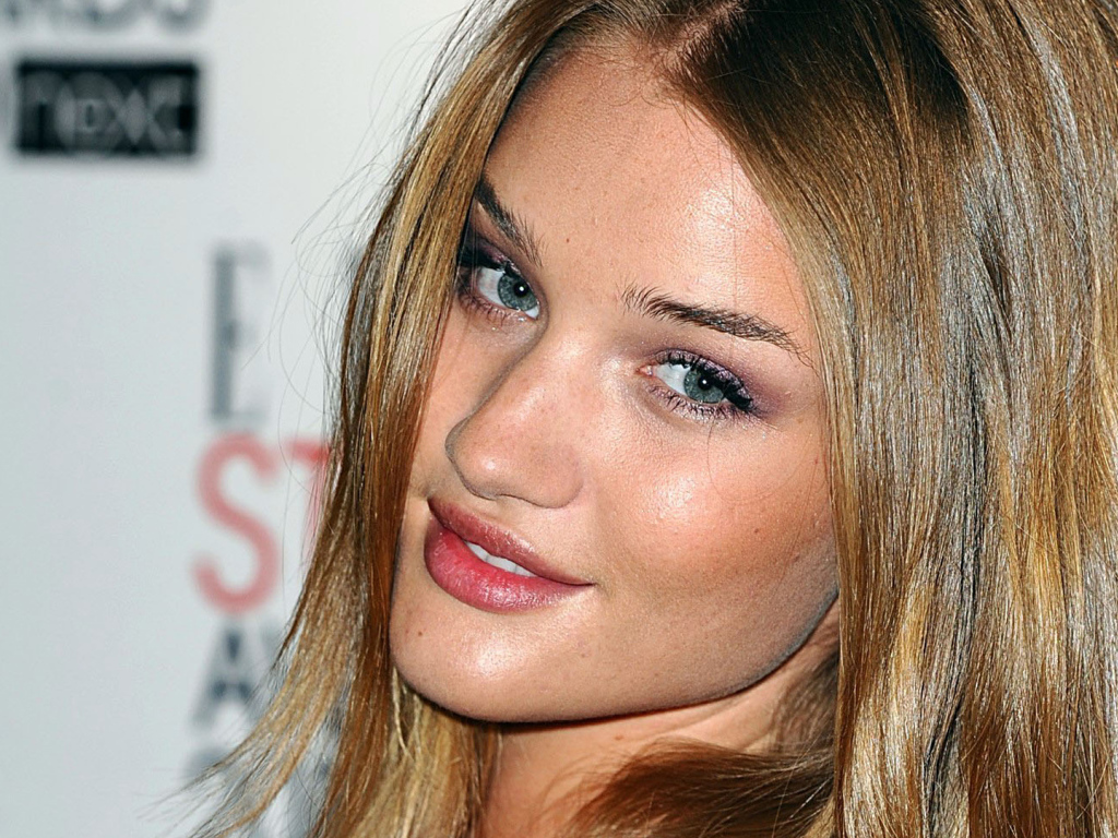 Популярная модель Роузи Хантингтон-Уайтли