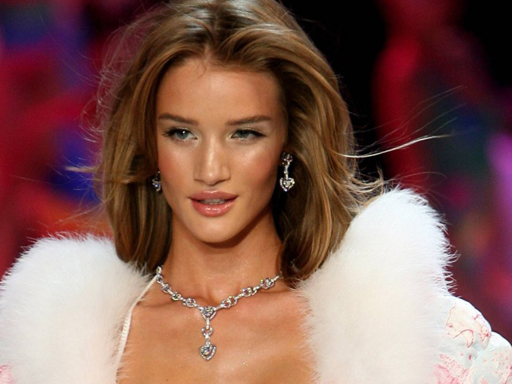 Известная звезда Роузи Хантингтон-Уайтли