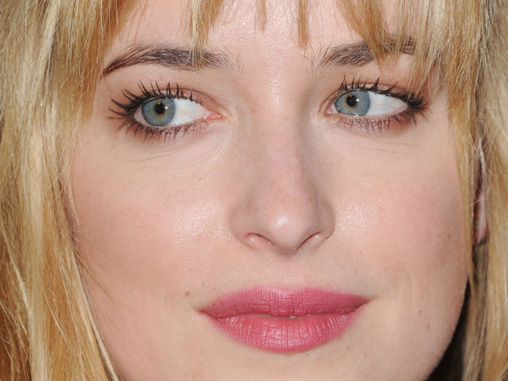 Очаровательная модель Дакота Джонсон