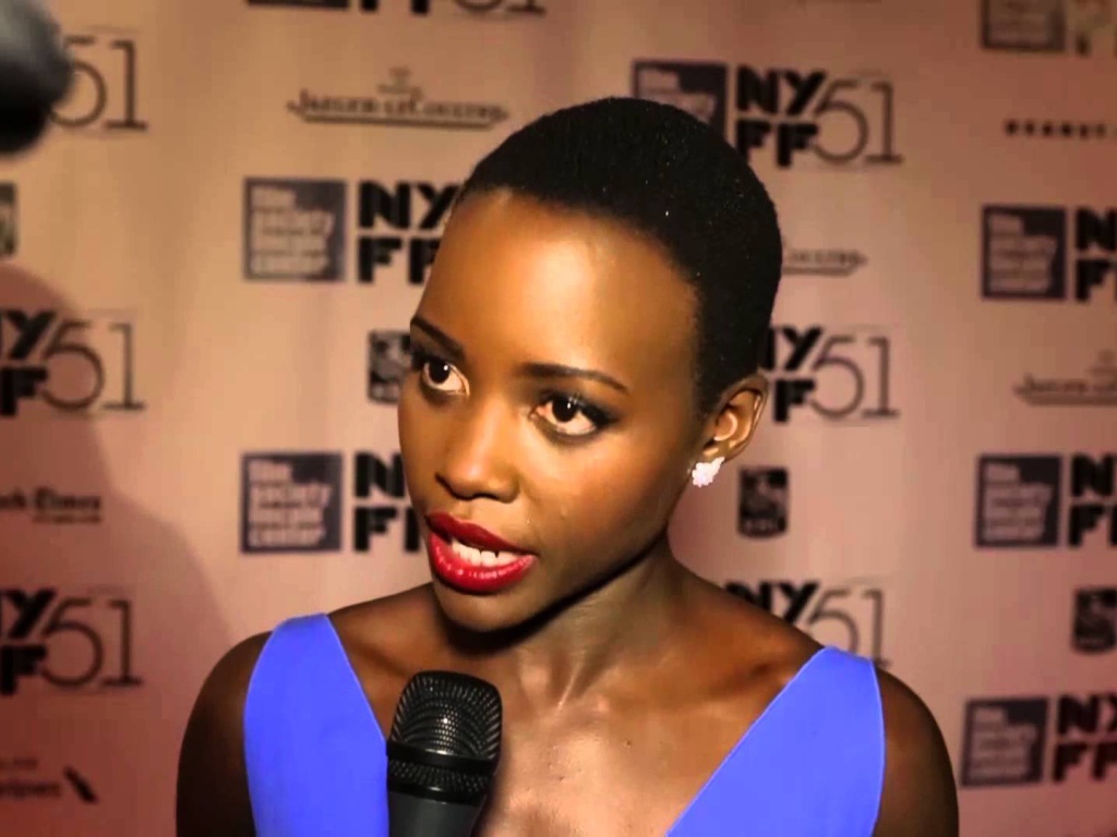 Красивая актриса Лупита Нионго