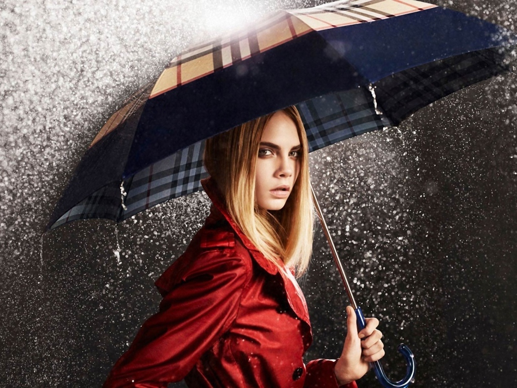 Красивая девушка под зонтом