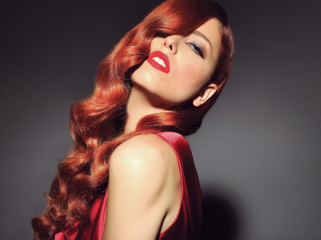 Красивая рыжая девушка