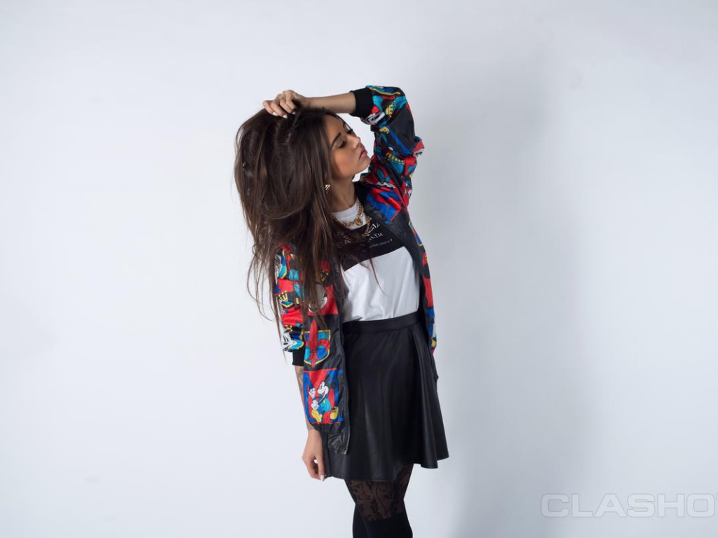 Диана Мелисон на белом фоне 