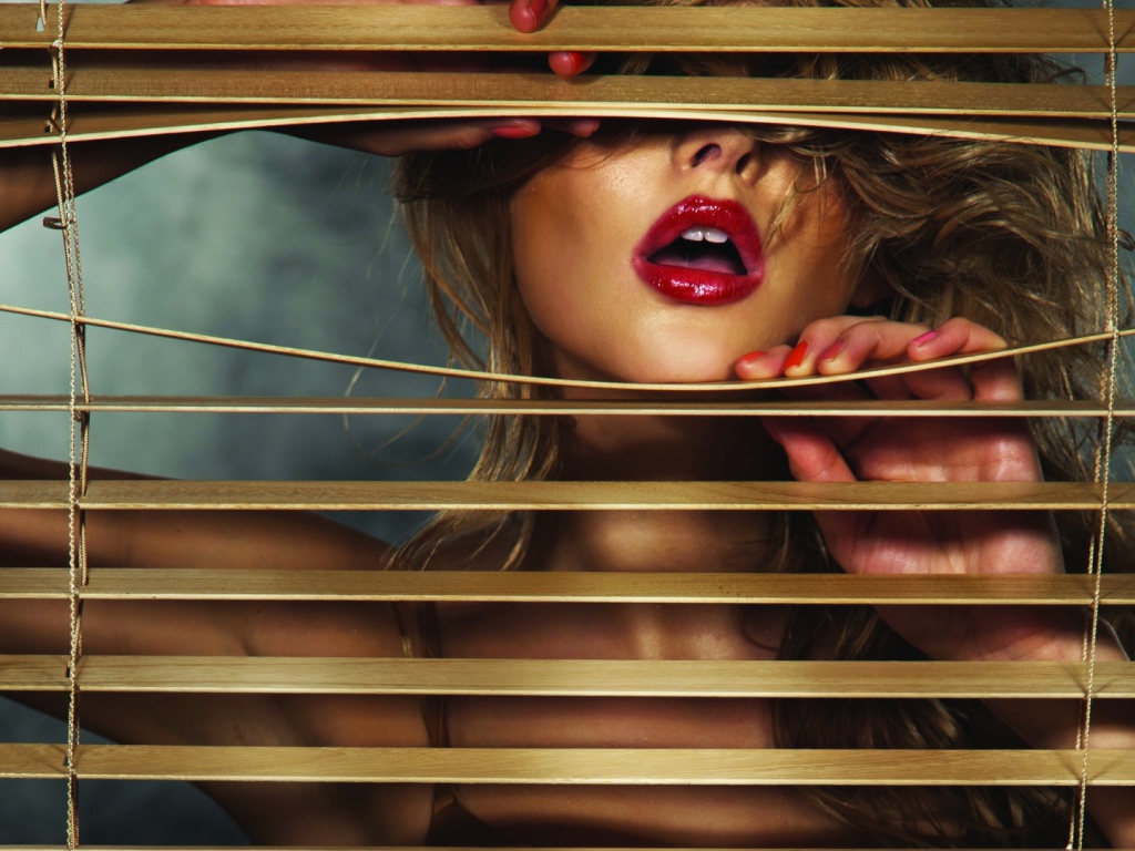 Девушка и жалюзи