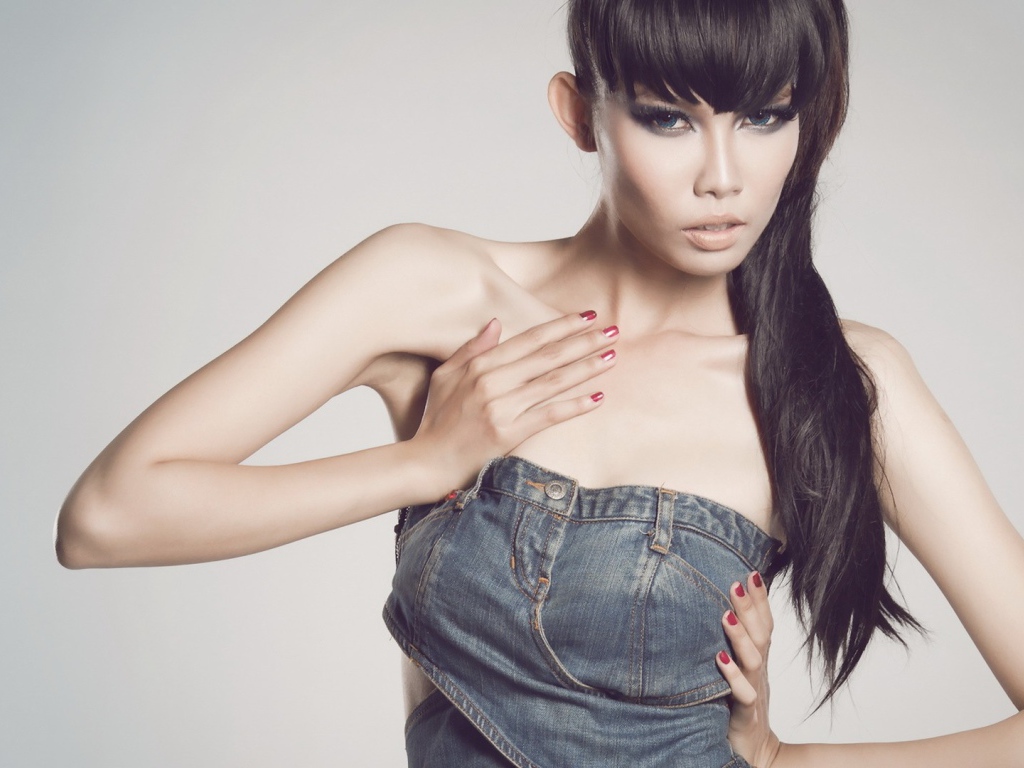 Девушка в джинсовом костюме