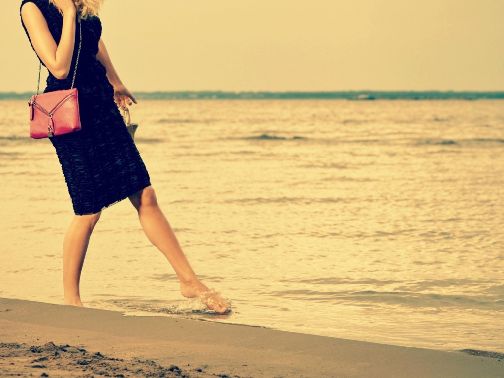 Девушка на берегу моря