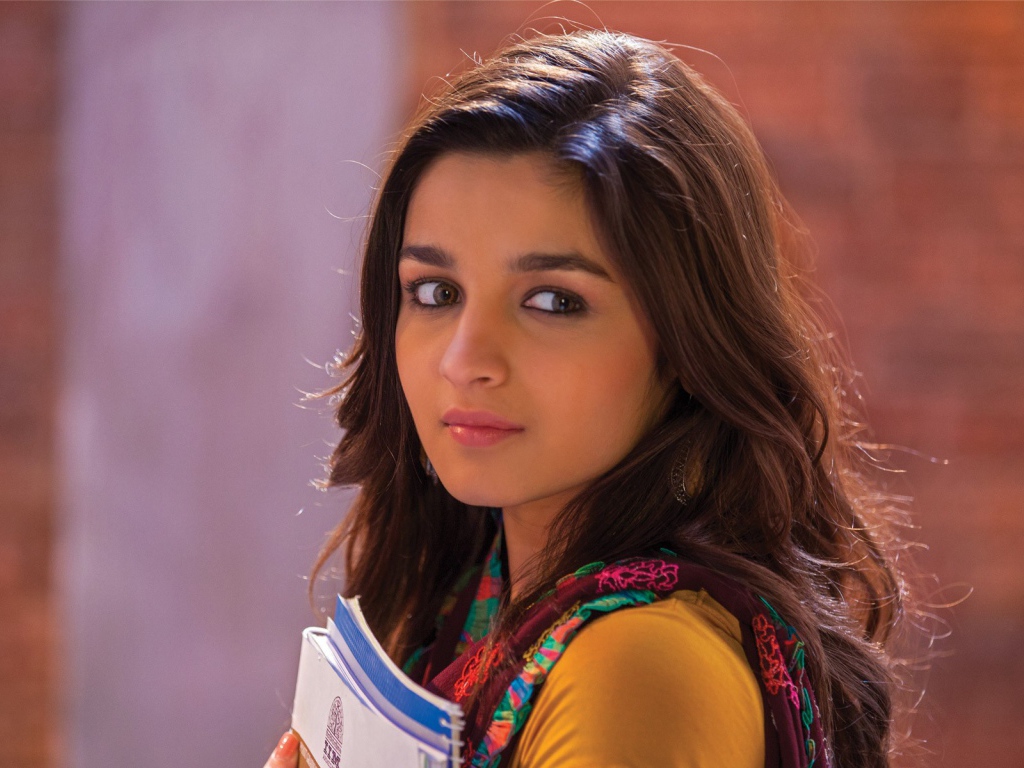 Девушка с тетрадями