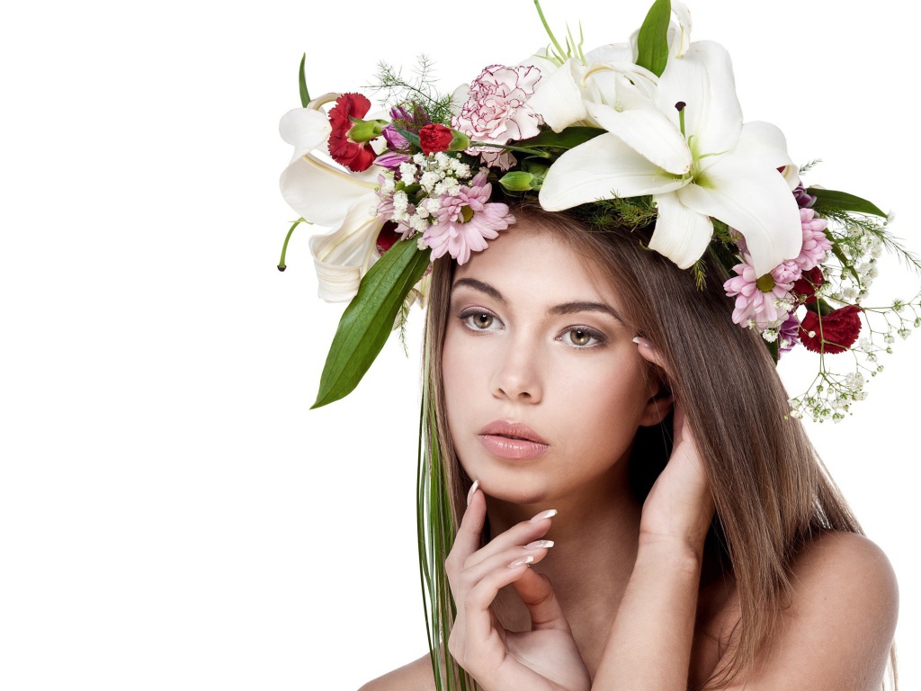 Портрет девушки с цветами на голове