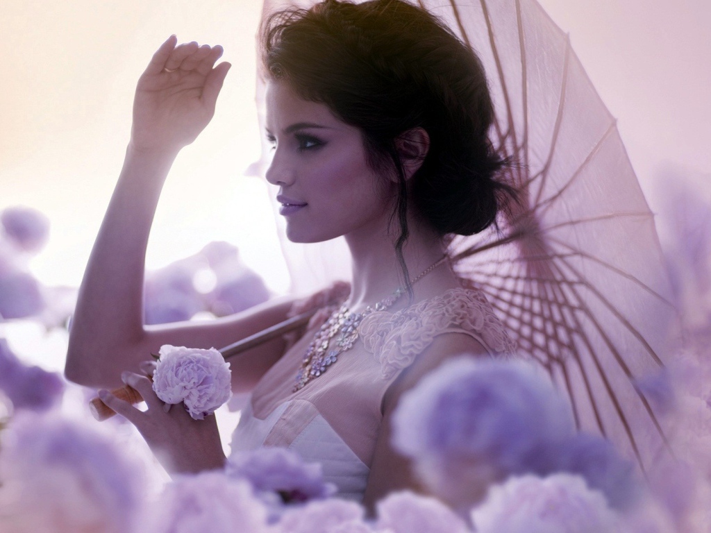 Селена Гомез с зонтиком