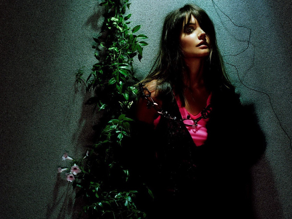 Женщина у стены