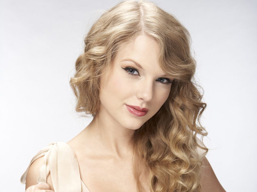 Блондинка Тейлор Свифт