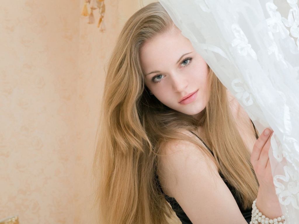 Блондинка за шторой