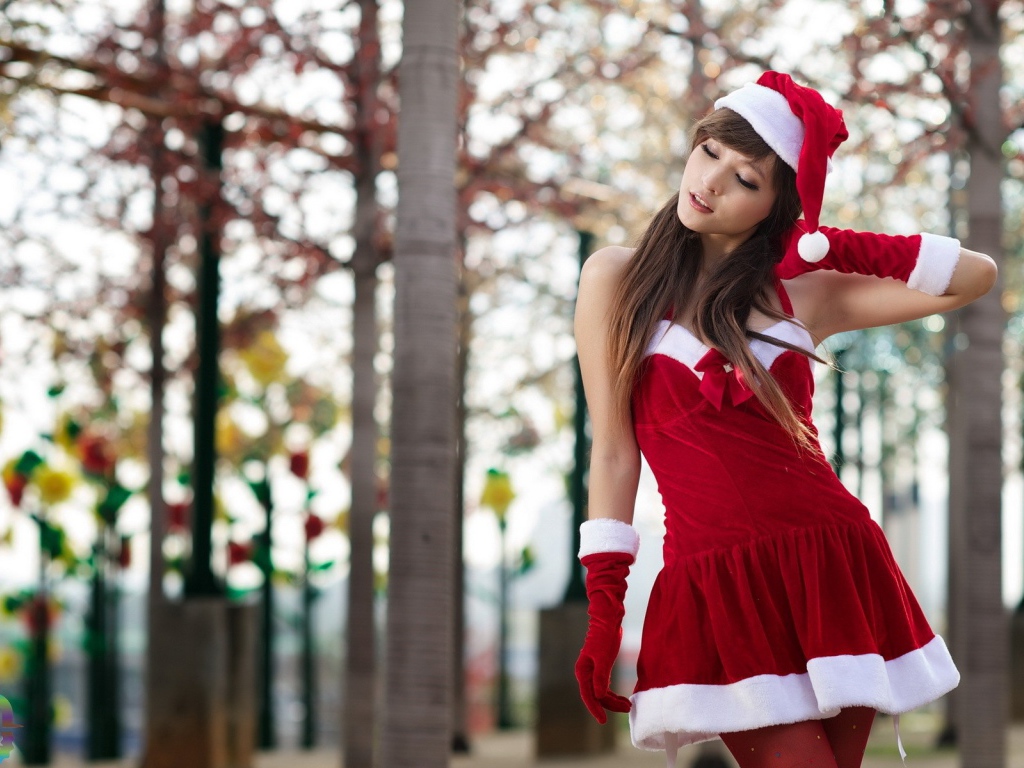 Девушка в рождественском наряде