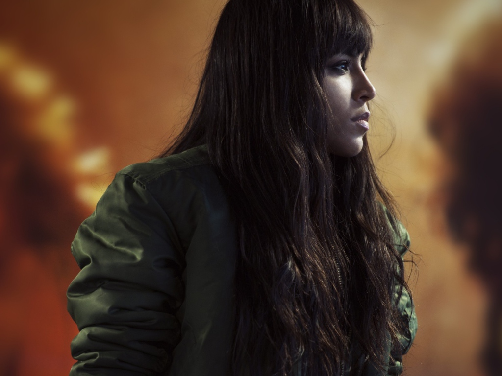 Брюнетка в куртке