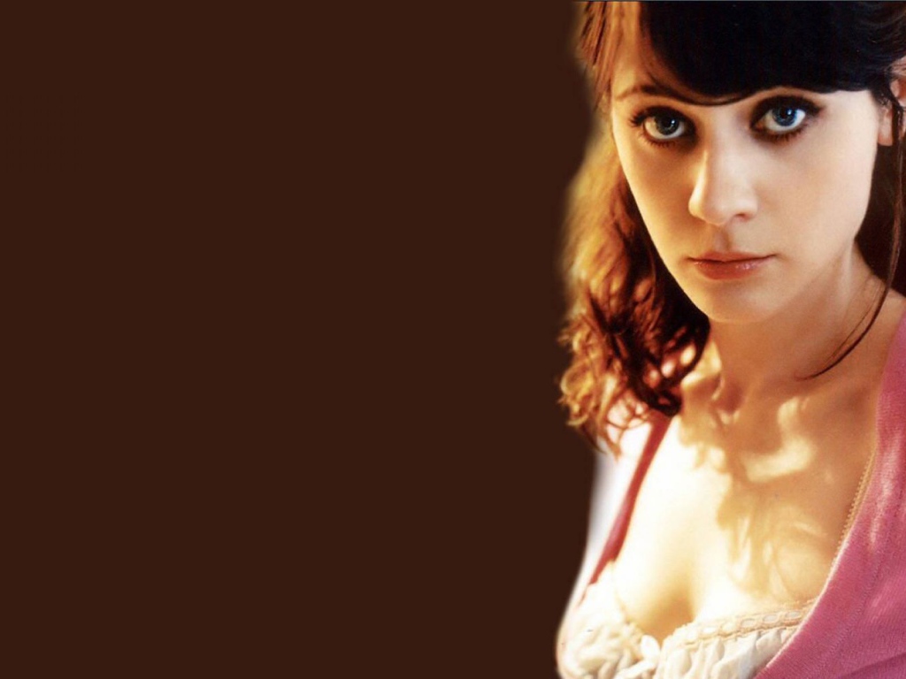 Дешанель на коричневом фоне