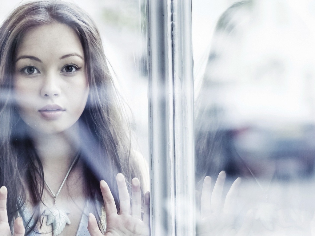 Девушка за окном