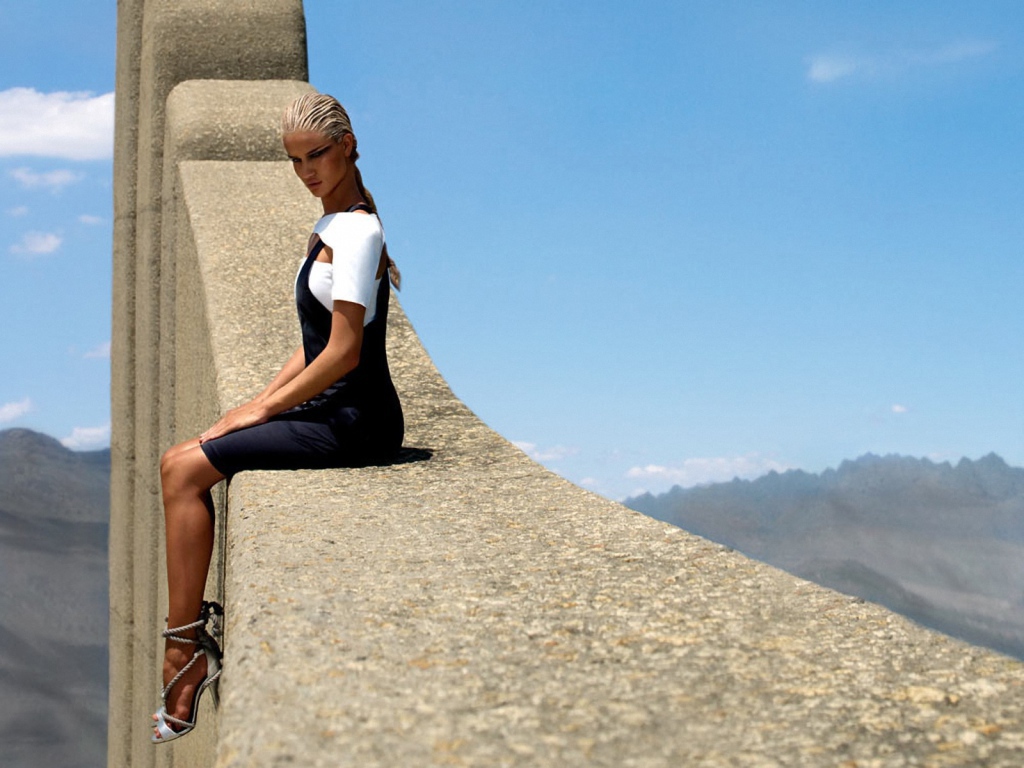 Модель на бетонной стене, рекламное фото