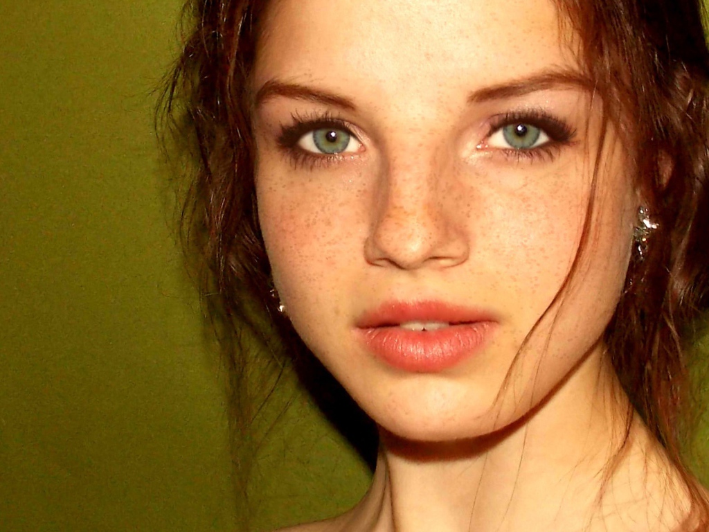 Рыжая девушка