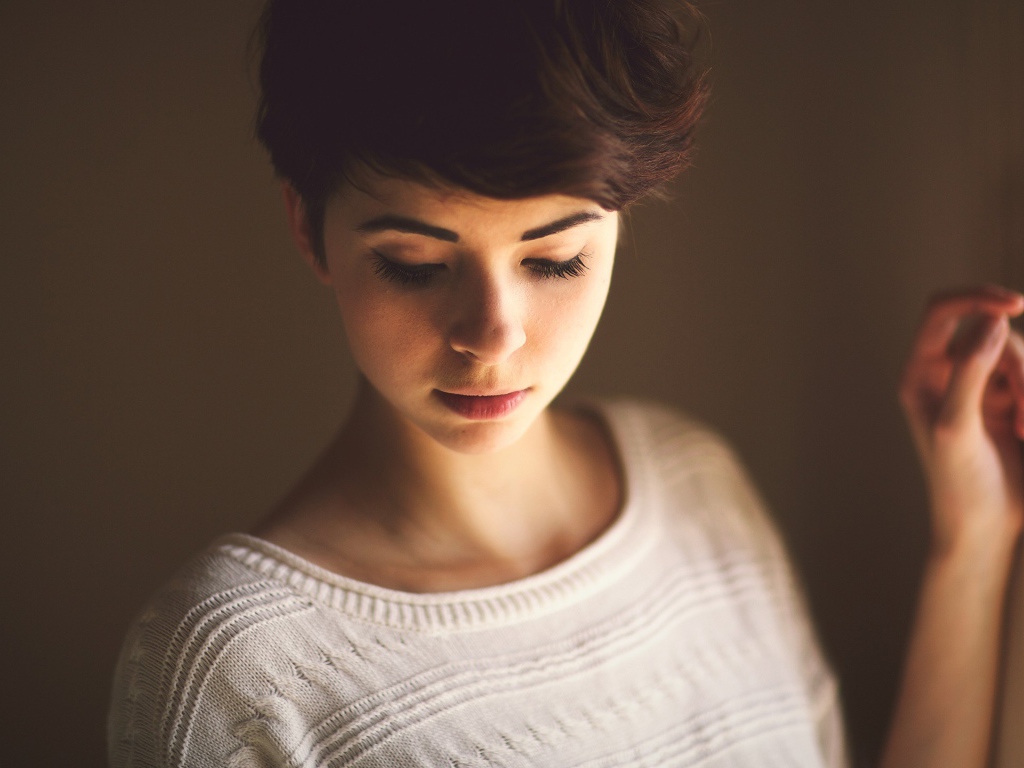 Брюнетка у окна