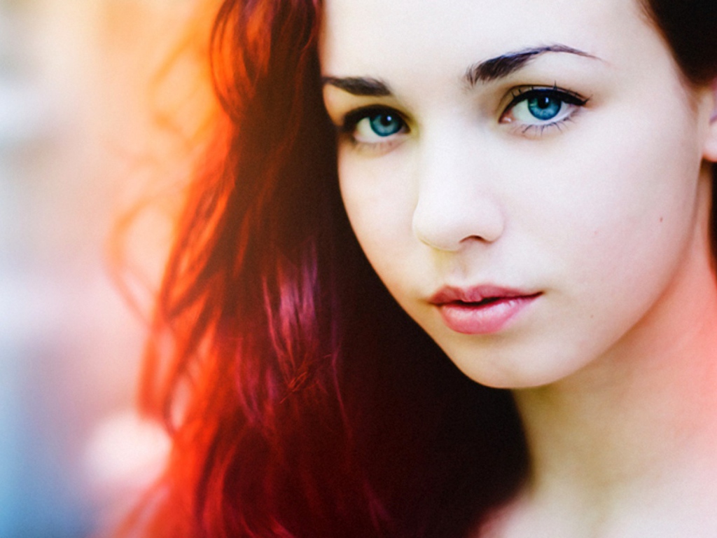 Рыжая девушка с голубыми глазами