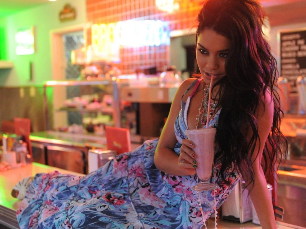 Ванесса пьет коктейль