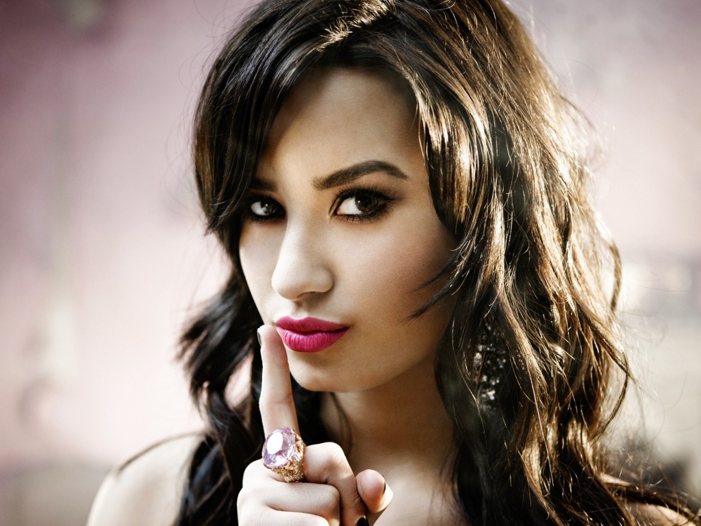 Деми грозит пальчиком