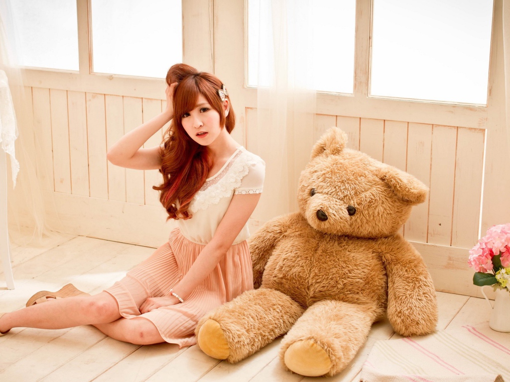 Девушка с большой мягкой игрушкой