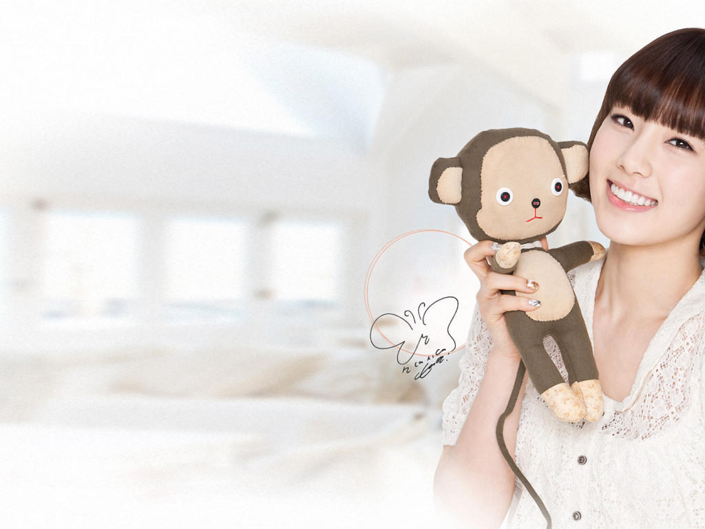 Корейская девушка с игрушкой
