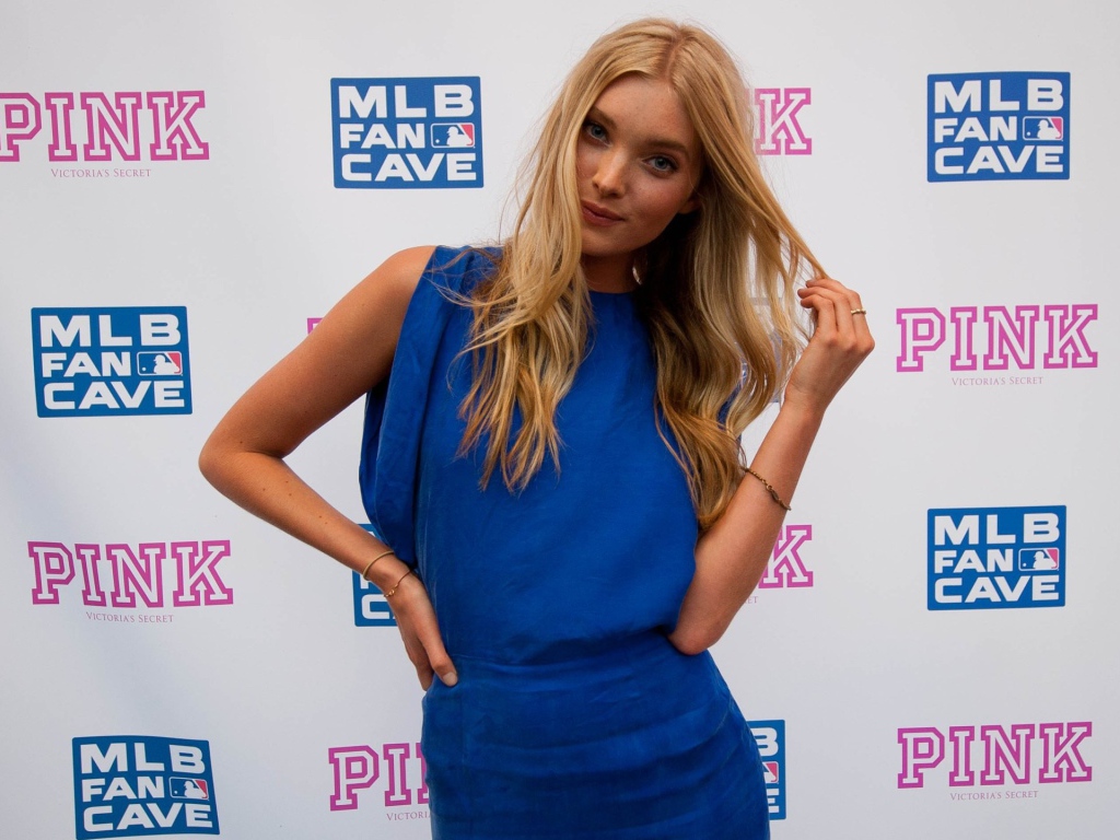 Эльза в синем платье