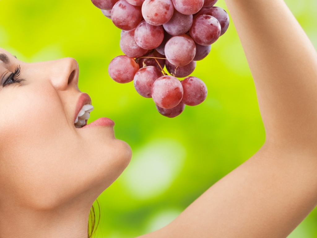 Девушка с красным виноградом