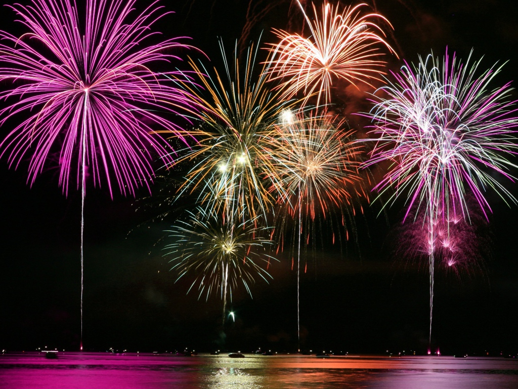 Фейерверк над водой