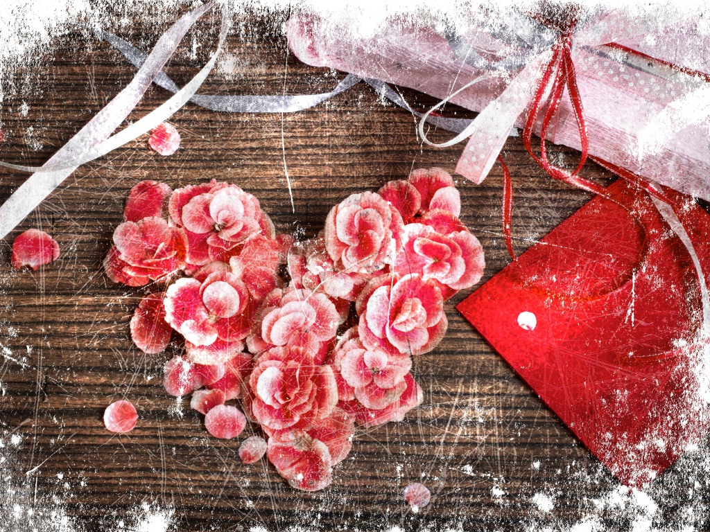 Сердечко из красных цветков