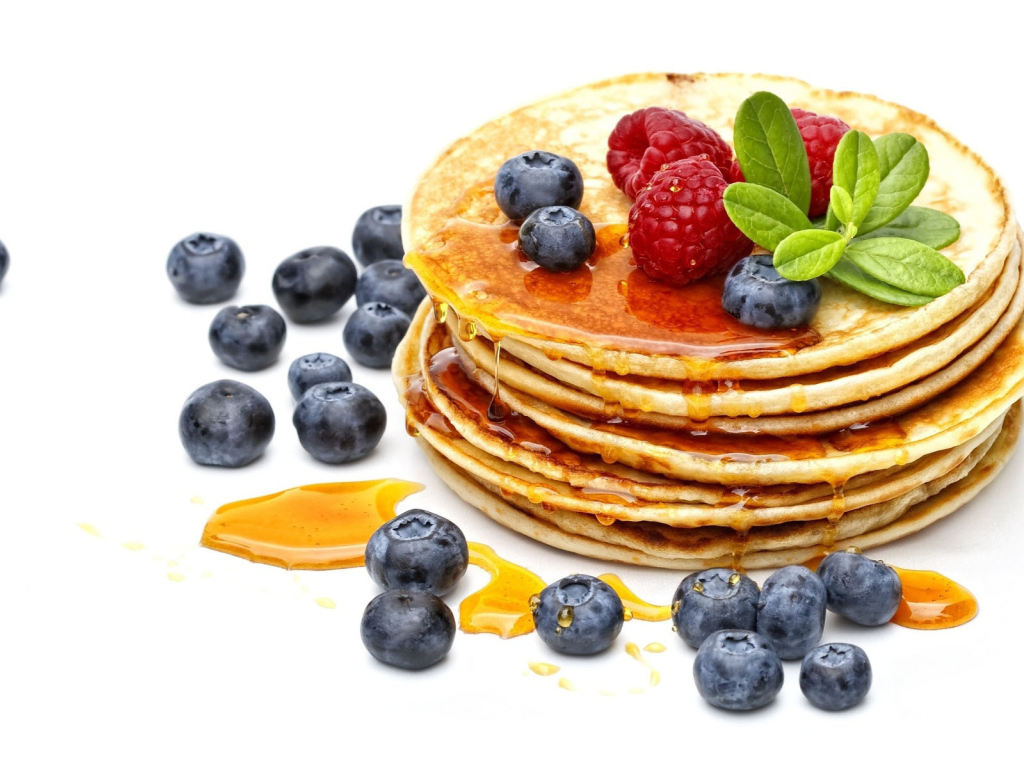 Блины с малиной и черникой на Масленицу