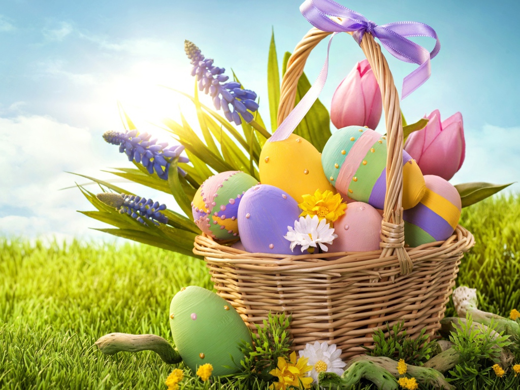 Корзина яиц на фоне неба на Пасху