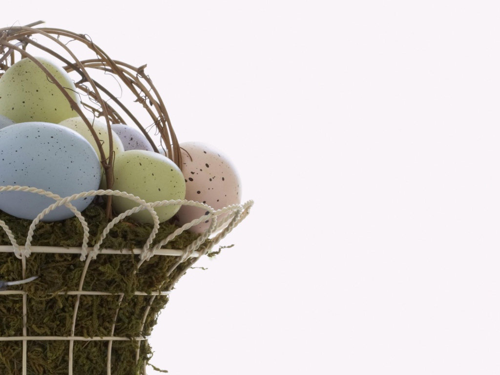 Яйца в белой корзине на Пасху