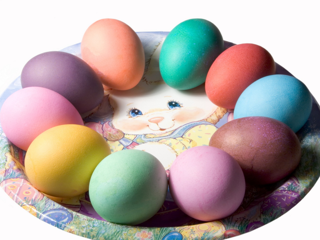 Яйца на тарелке на Пасху