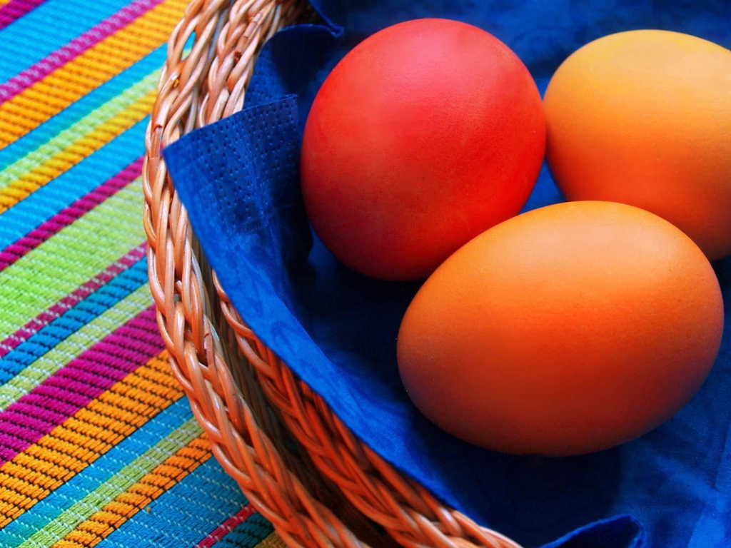 Яйца на синей салфетке на Пасху