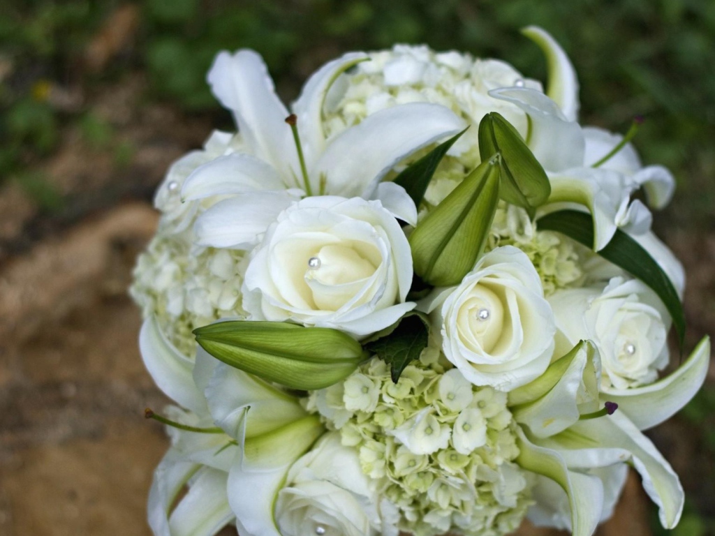 Белые розы в украшенном букете на восьмое марта