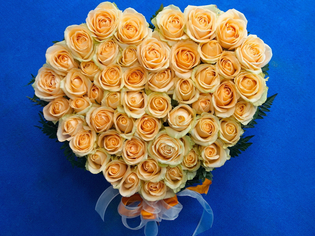 Жёлтые розы в виде сердца на восьмое марта