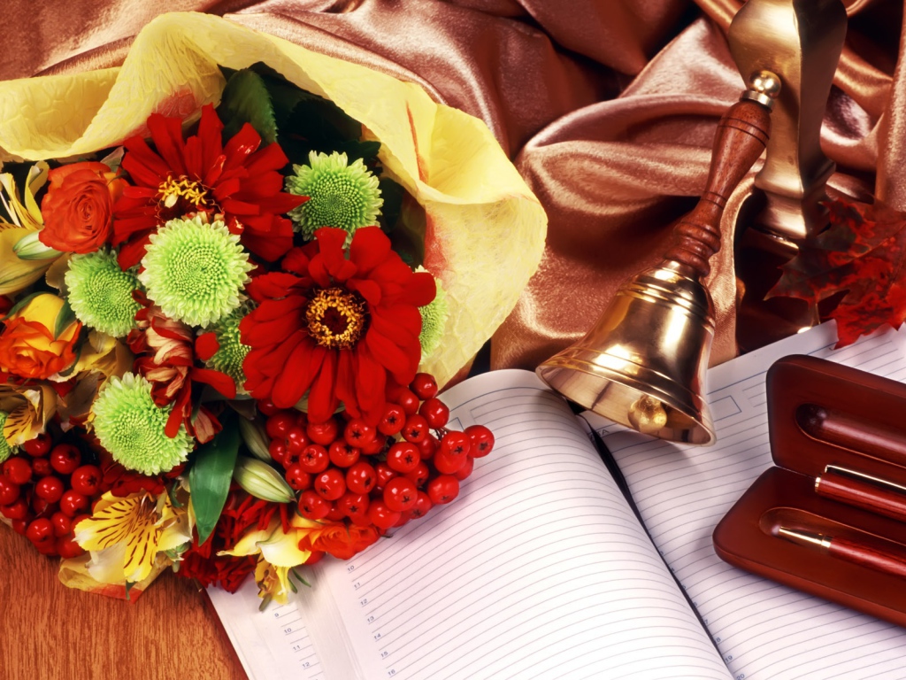 Блокнот и букет в День знаний 1 сентября