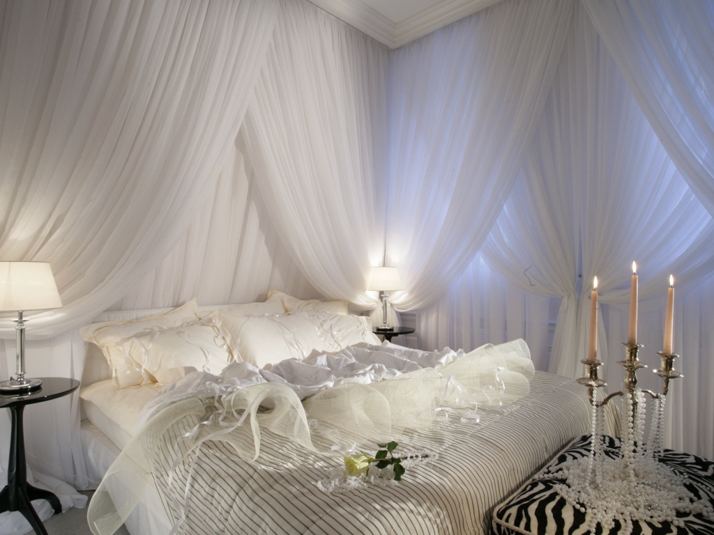 Белая спальня со свечами