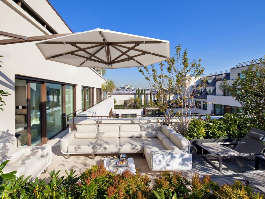 Белый диван на веранде