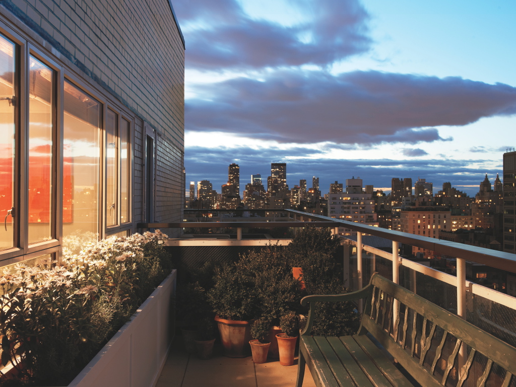 Балкон со скамейкой