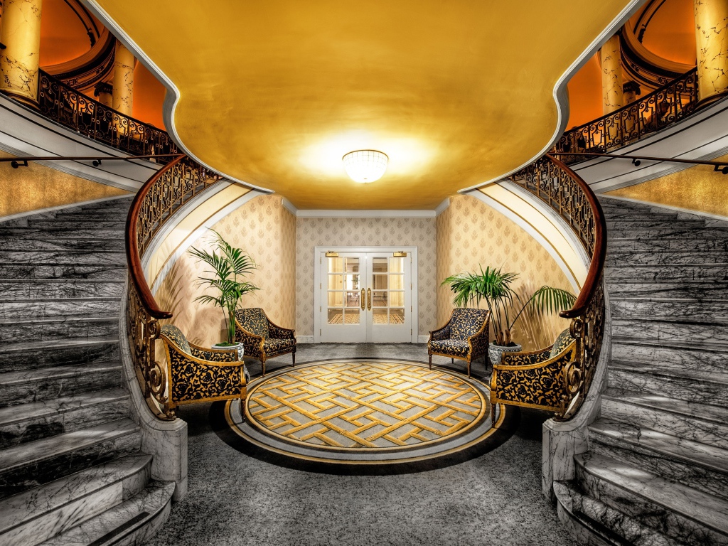 Холл и мраморная лестница