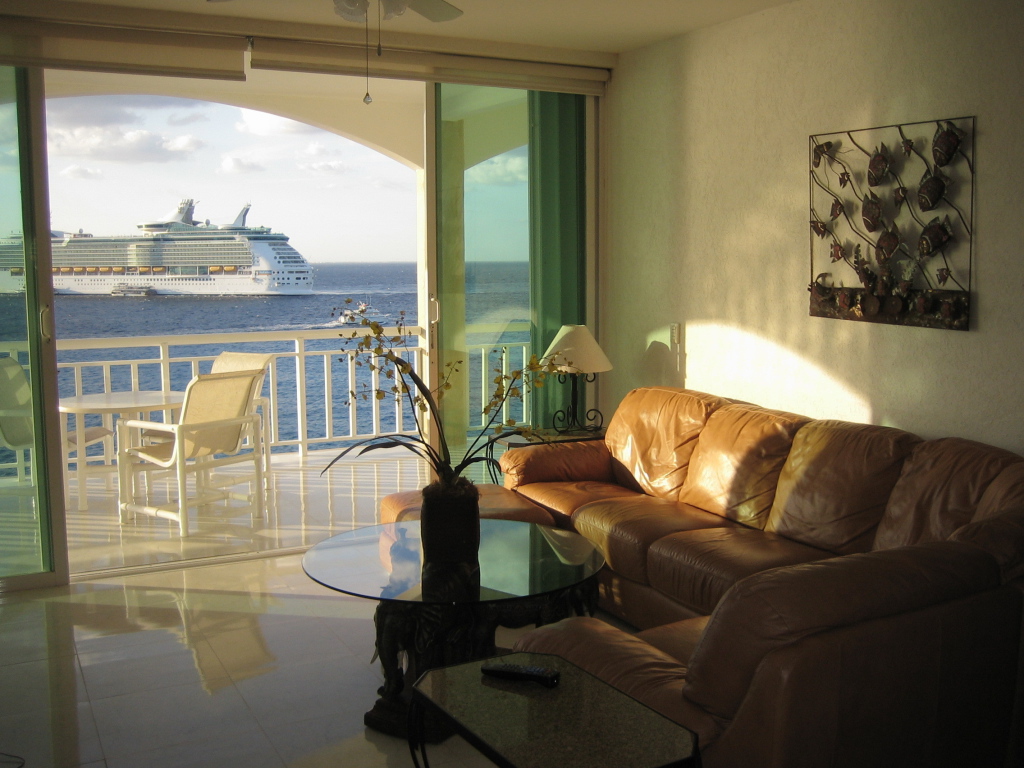 Комната с диваном с видом на море