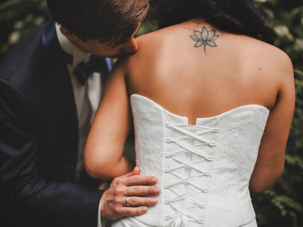 Влюбленная пара в саду