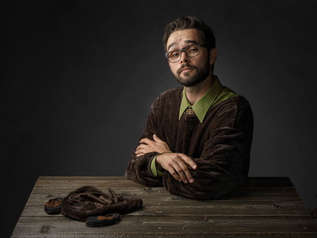 Мужчина в костюме медведя