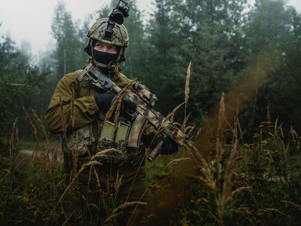 Солдат с повязкой  в траве